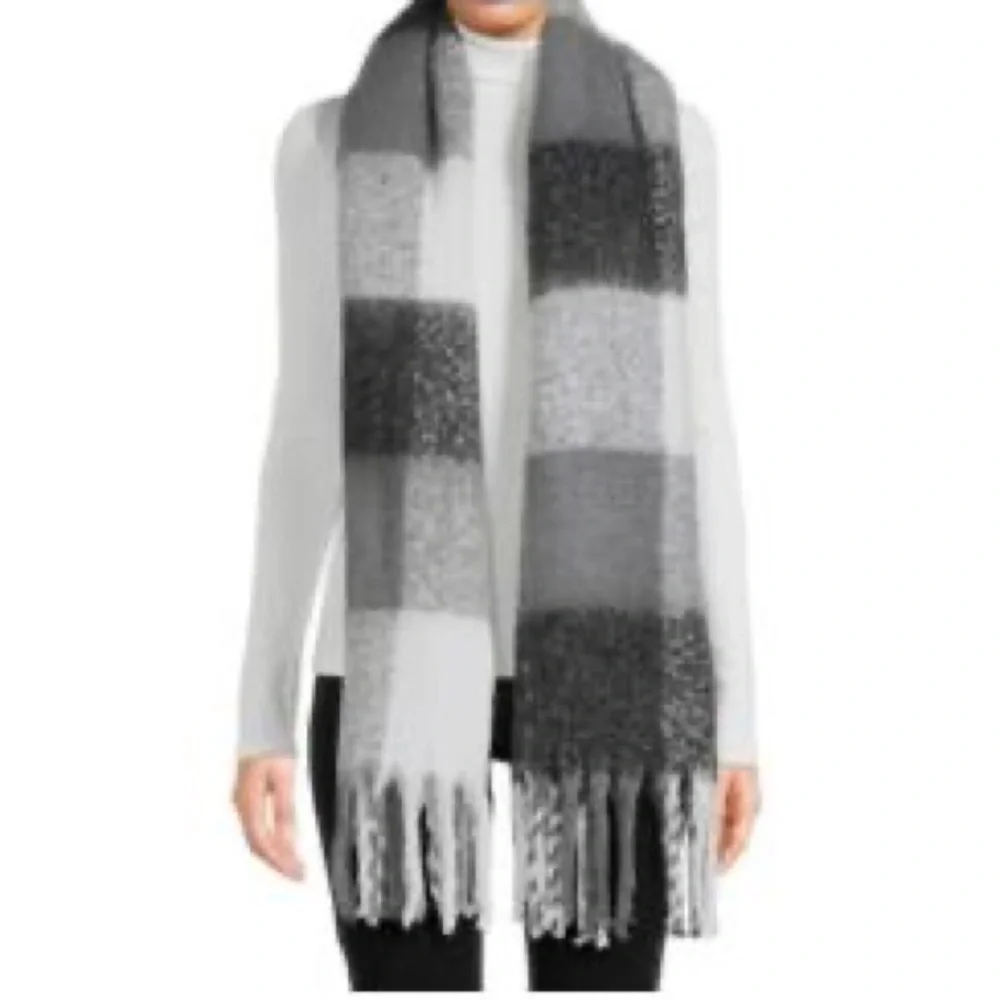 NWT TIME AND TRU BLACK GRAY‎ PLAID SCARF ONE SIZE